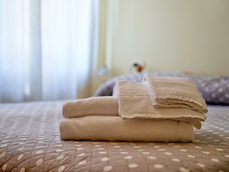 dettaglio set asciugamani di cortesia su letto