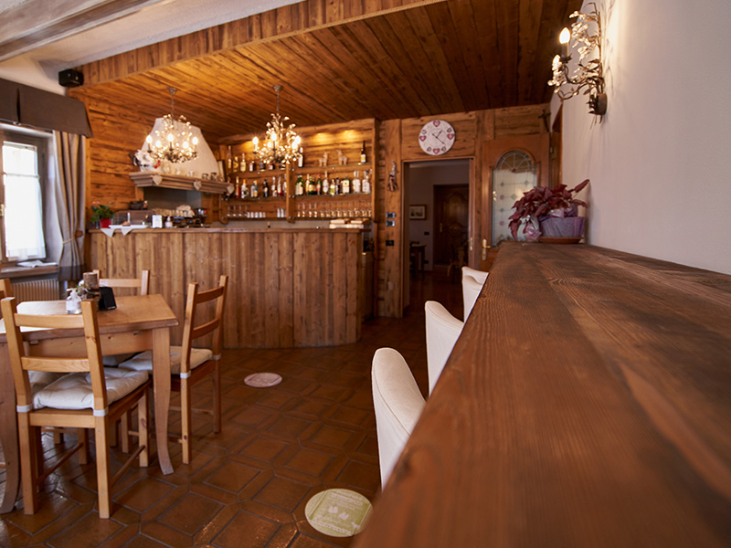 vista del bar concordia a gallio con sgabelli e tavoli